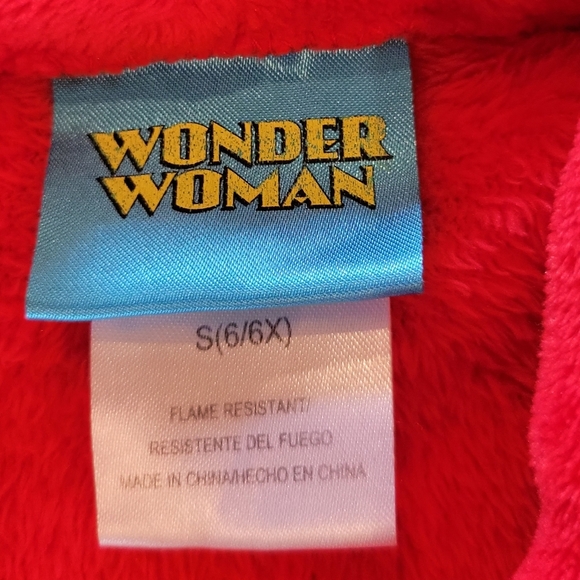 Wonder Woman Robe - Picture 3 of 3